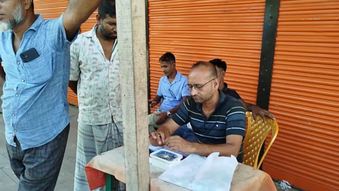 ট্রাকচালকদের কাছ থেকে ‘চাঁদা তোলার’ অভিযোগে যুবদল নেতা সহ আটক ২